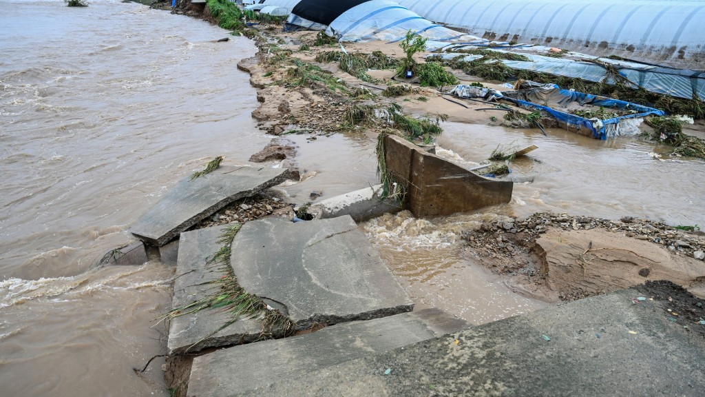忠清南道葛山面一條小溪附近的道路因暴雨被沖毀。 路透社 忠清南道葛山面一條小溪附近的道路因暴雨被沖毀。 路透社