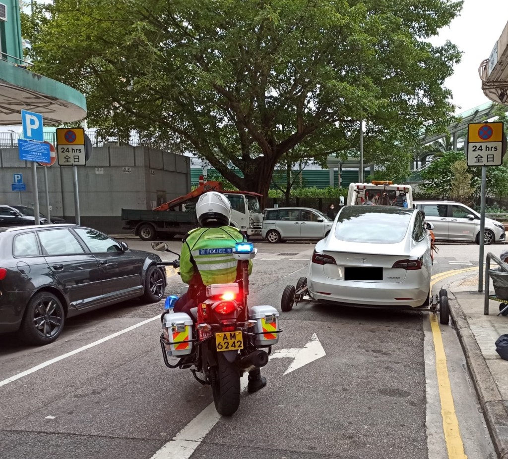 警方拖走20架造成嚴重阻塞的車輛。警方圖片