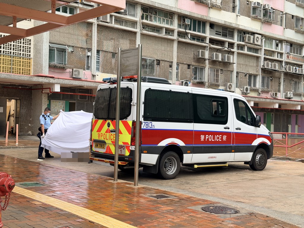 墮樓男子當場死亡。 墮樓男子當場死亡。
