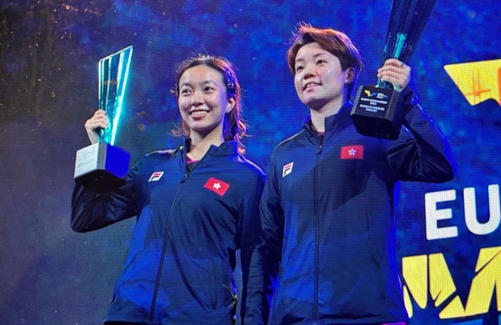 香港代表杜凱琹(右)及吳詠琳(左)奪得她們合作8個月以來第一座大滿貫亞軍獎座。直播截圖 香港代表杜凱琹(右)及吳詠琳(左)奪得她們合作8個月以來第一座大滿貫亞軍獎座。直播截圖