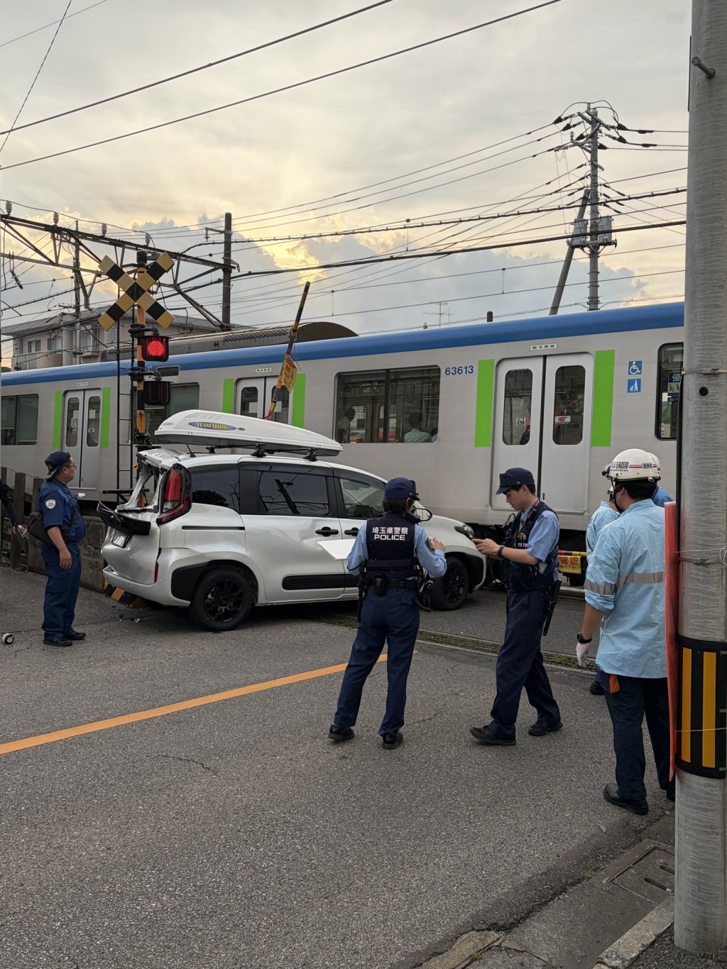 被指跟車太貼的私家車撞至嚴重損毀。 @inakayama7 / X 被指跟車太貼的私家車撞至嚴重損毀。 @inakayama7 / X