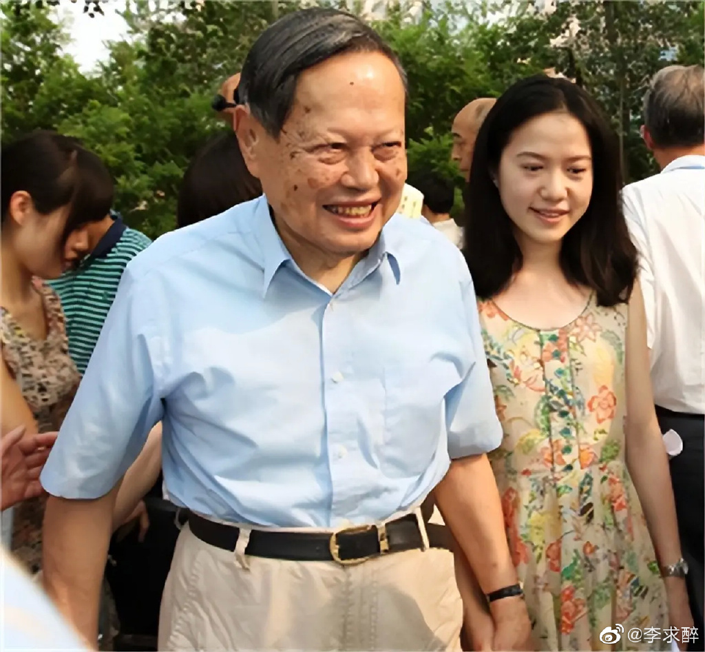 28岁翁帆和82岁杨振宁相爱，曾受到很多质疑。