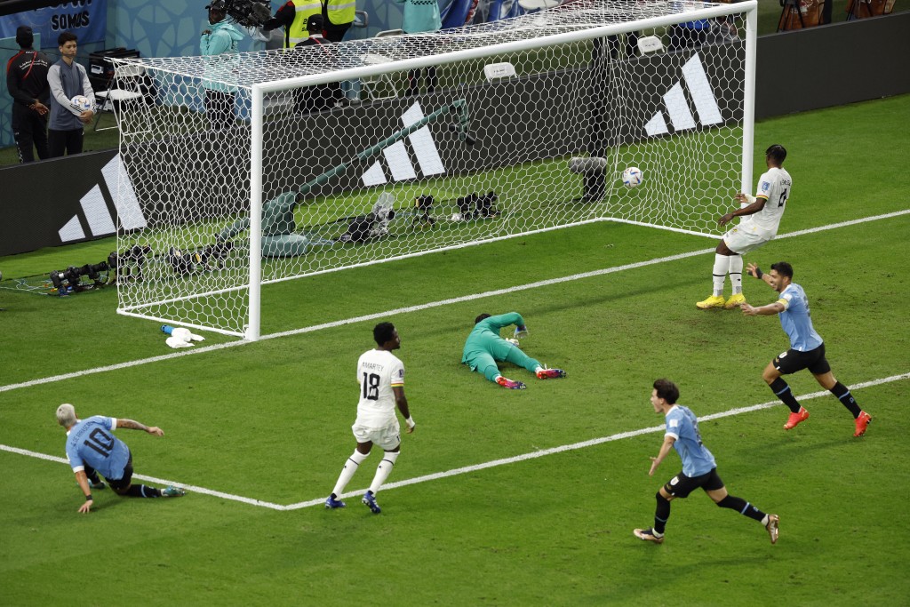中場迪阿拉斯卡達(左)為烏拉圭射成2:0。REUTERS