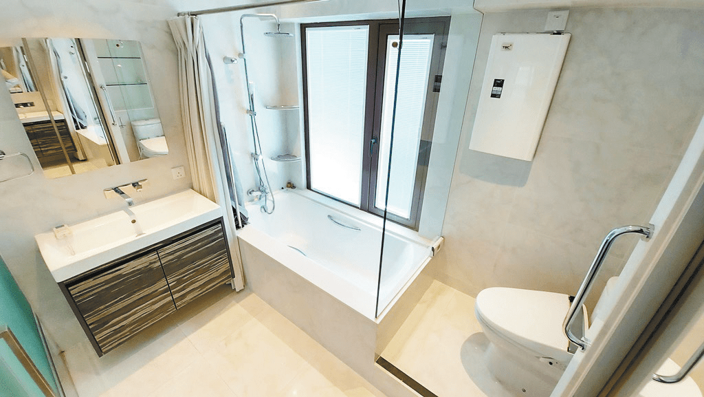 浴室靠窗設有浴缸，住戶可選擇浸浴，洗盡疲勞。