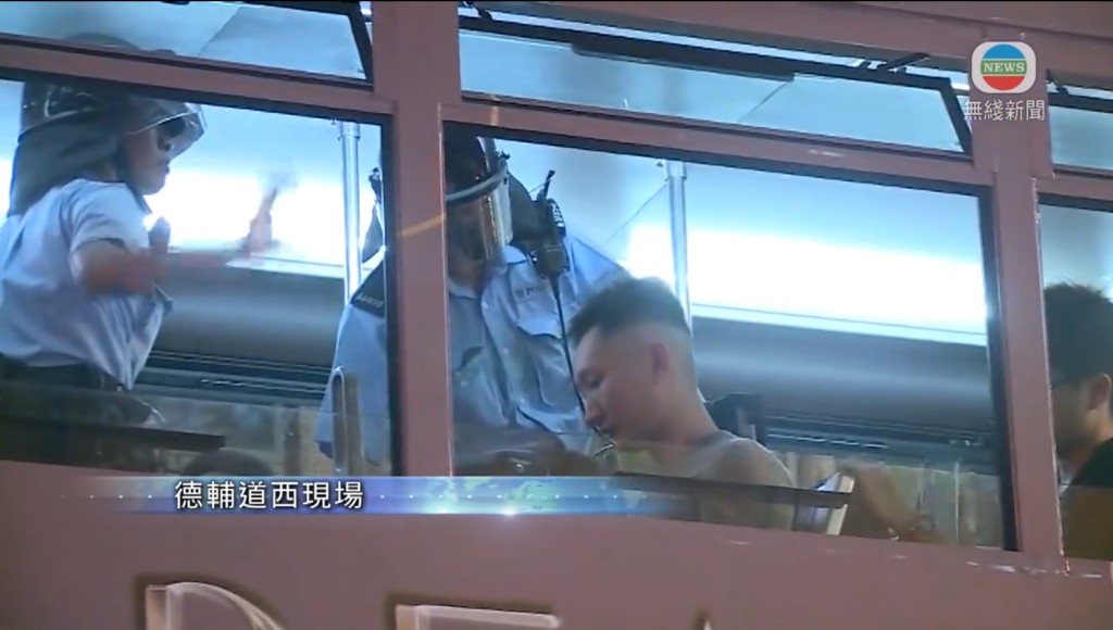 有警員截查電車。無線新聞截圖