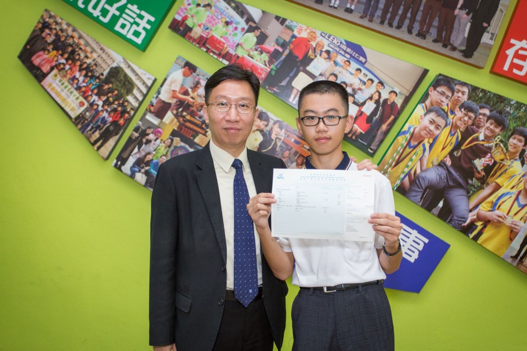 年僅13歲徐文鴻(右)由中二跳級至中六,並在DSE考獲佳績。校方提供圖片