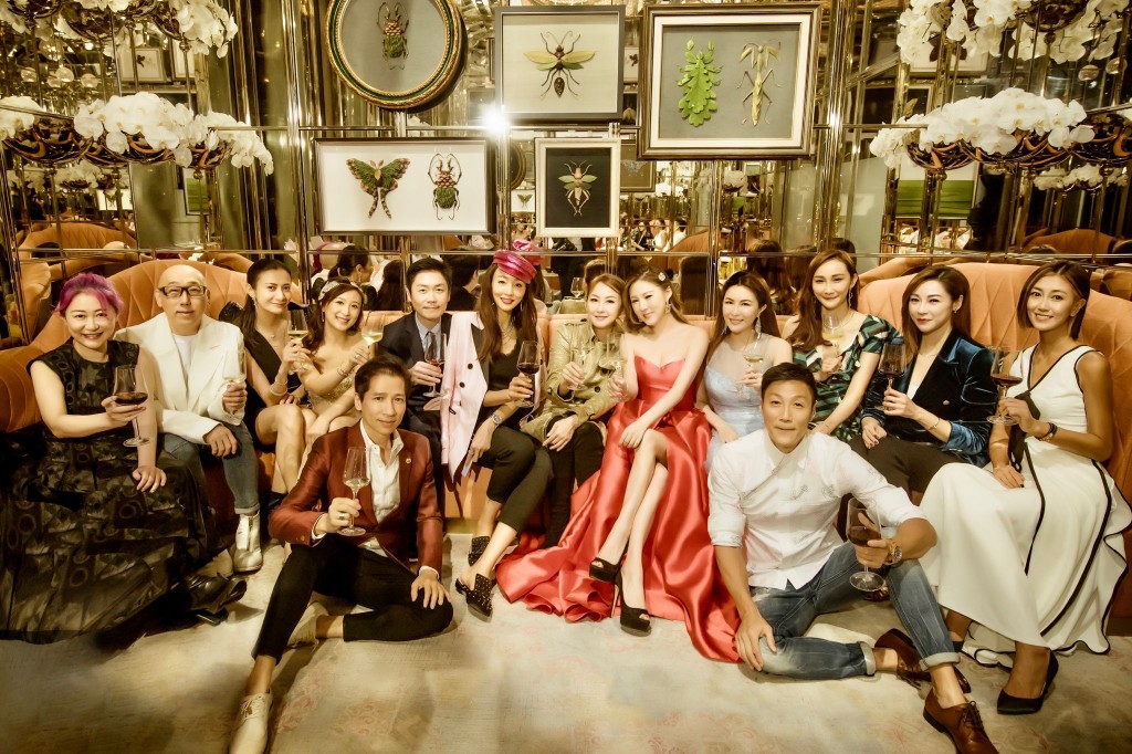 一眾型男索女盛裝打扮，場面優雅華麗。