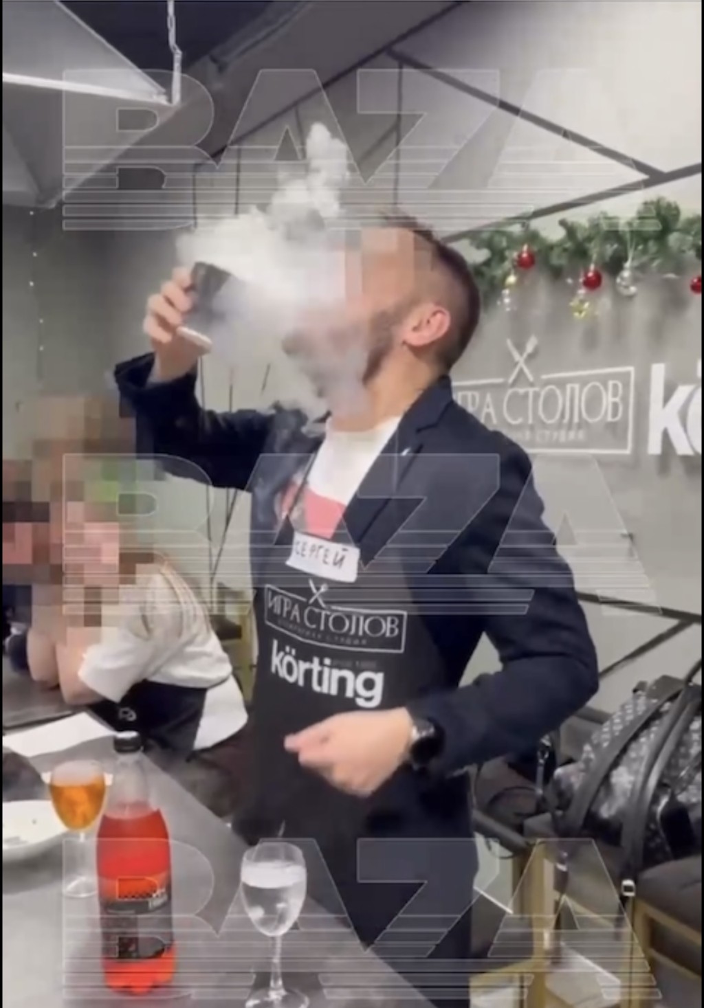 男子一喝便狂噴煙。 Telegram / Baza