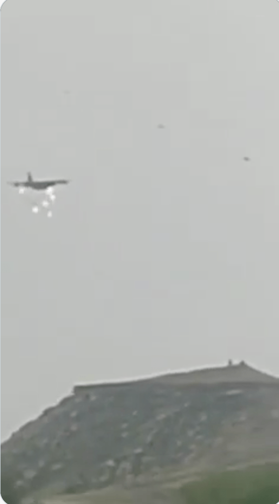 據報，C-130 運輸機在搜救行動中投放照明彈，以躲避伊軍熱尋飛彈的攔截。X@MarioNawfal ·