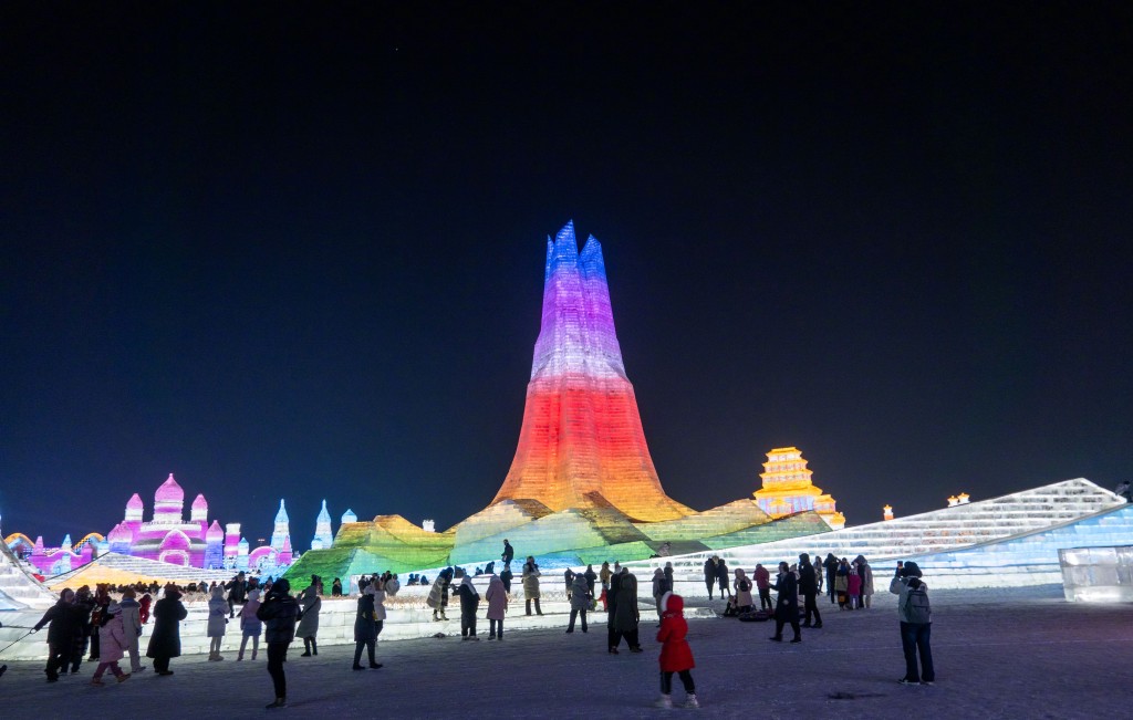 哈尔滨冰雪大世界的大型冰雕最吸引游客。央视