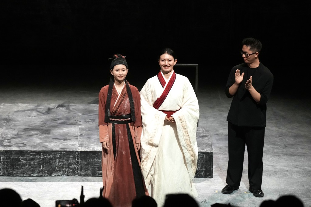 黎玉清(中)指最大挑戰是「在兩位靚女旁邊飾演最靚的一位」。 黎玉清(中)指最大挑戰是「在兩位靚女旁邊飾演最靚的一位」。