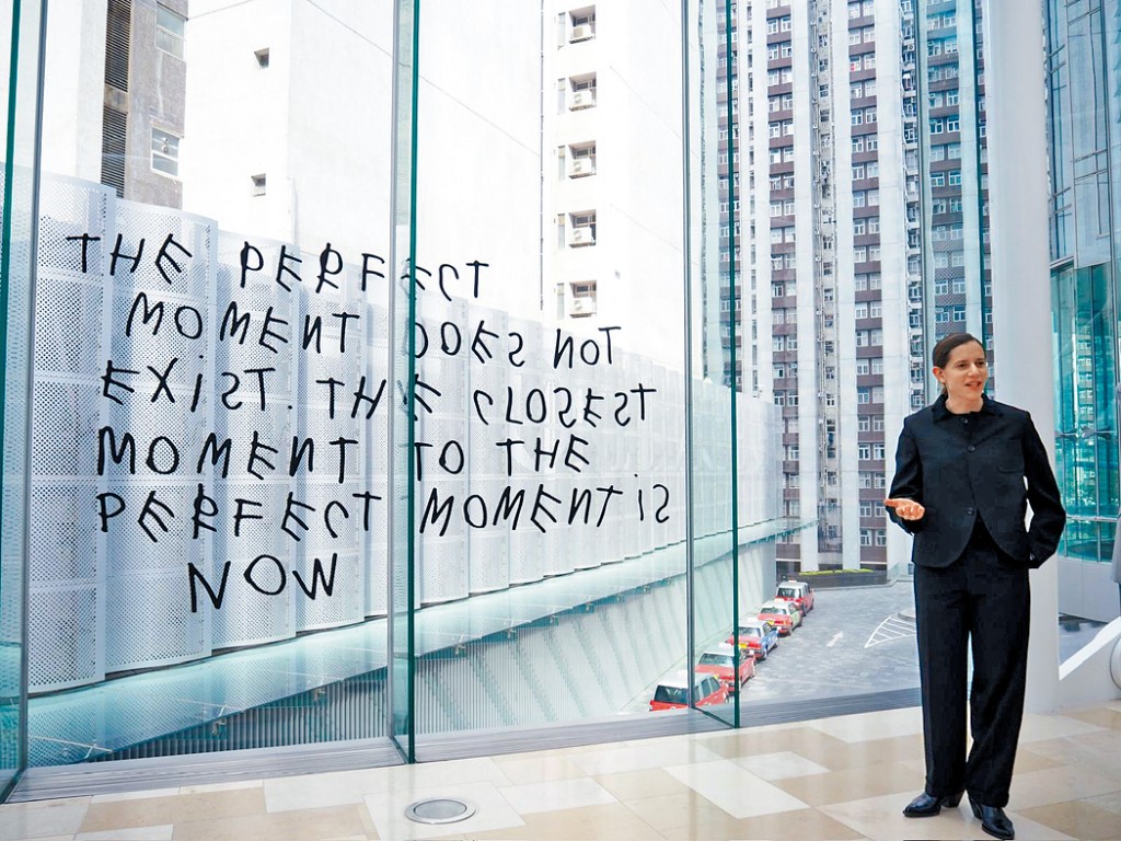 太古坊設Coco Capitán（右）的手寫作品，讓途人駐足欣賞。