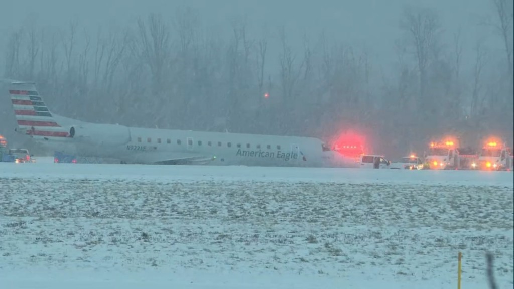美國之鷹航空一架客機在紐約州一個機場降落時,因為大雪而滑出跑道,幸而沒有人受傷。網上圖片