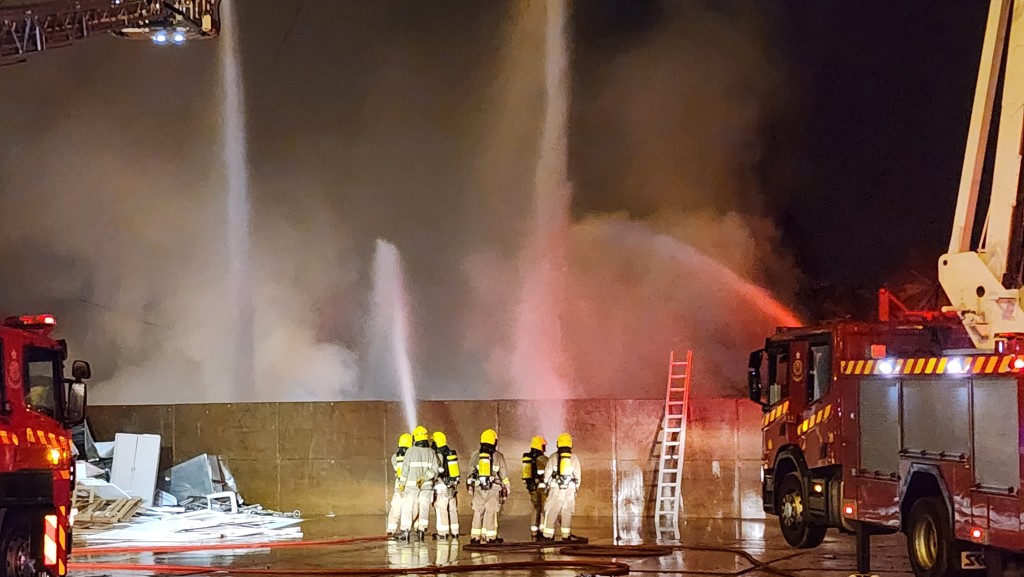 消防員在現場進行灌救。黎志偉攝 消防員在現場進行灌救。黎志偉攝