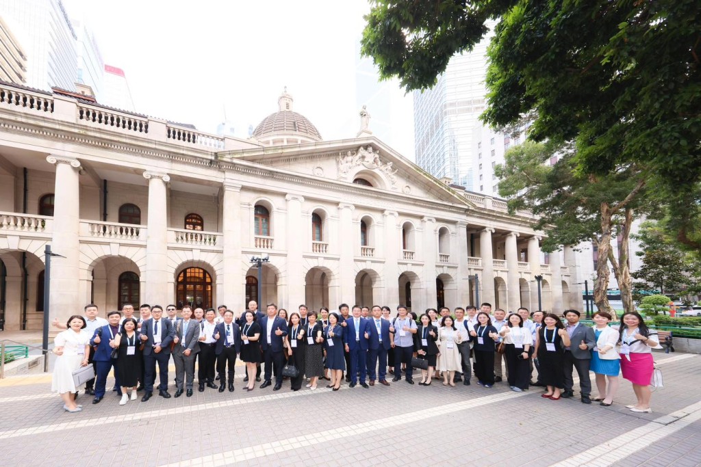 香港律師會帶大中華區律師參觀終審法院。