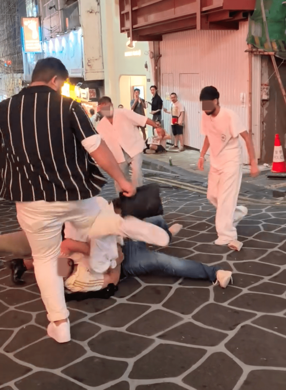 蘭桂坊多名男子街頭混戰 有人起飛腳「幫拖」 途人嚇到四散。Facebook 香港突發事故報料區及討論區 影片截圖 蘭桂坊多名男子街頭混戰 有人起飛腳「幫拖」 途人嚇到四散。Facebook 香港突發事故報料區及討論區 影片截圖