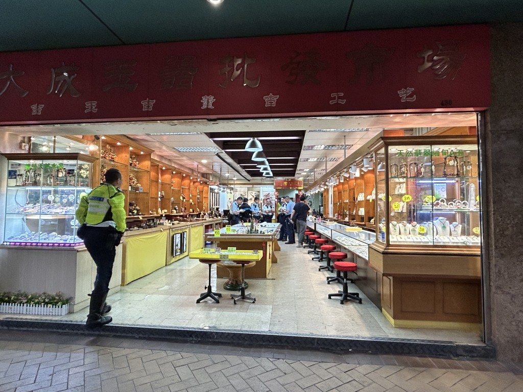 現場為油麻地彌敦商務大廈地下一間玉石舖。曾志恒攝 現場為油麻地彌敦商務大廈地下一間玉石舖。曾志恒攝
