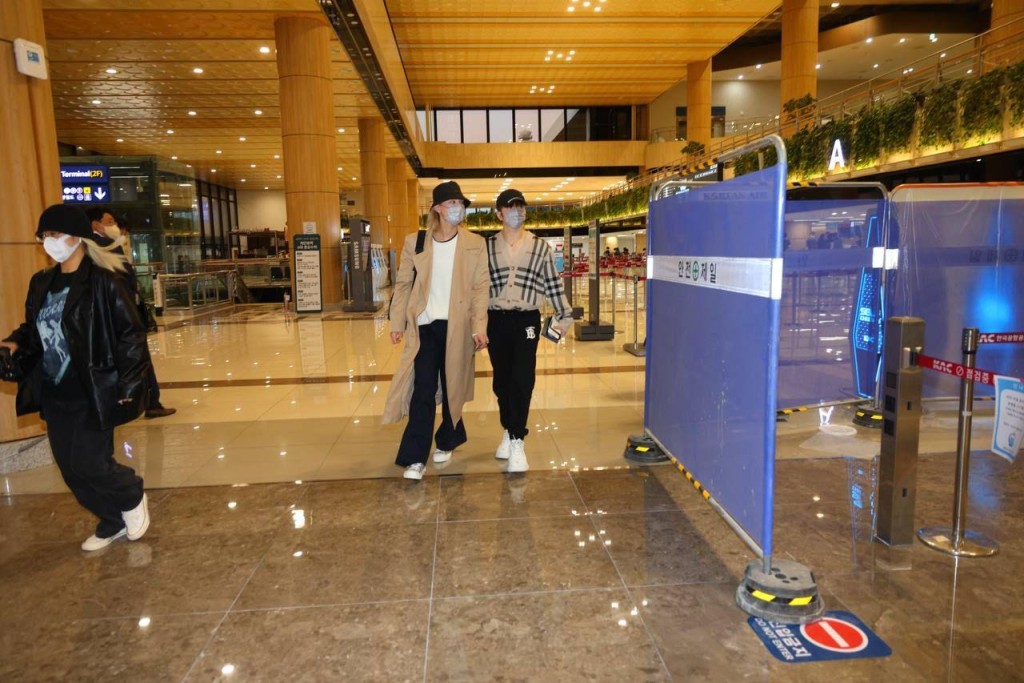 今晨6時， Anson Lo 與Jeremy 現身韓國金浦機場。