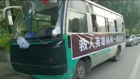 楊林受傷後仍試圖救人，中途體力不支溺斃。抖音