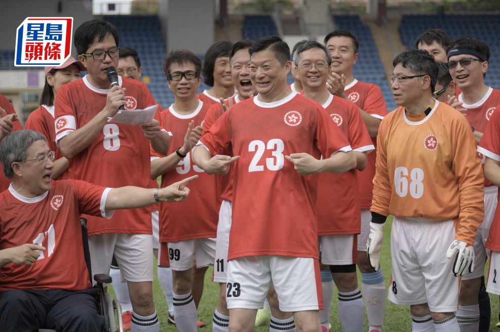 邓炳强早前代表政府足球队出战立法会足球队时也身穿23号球衣。邓炳强fb