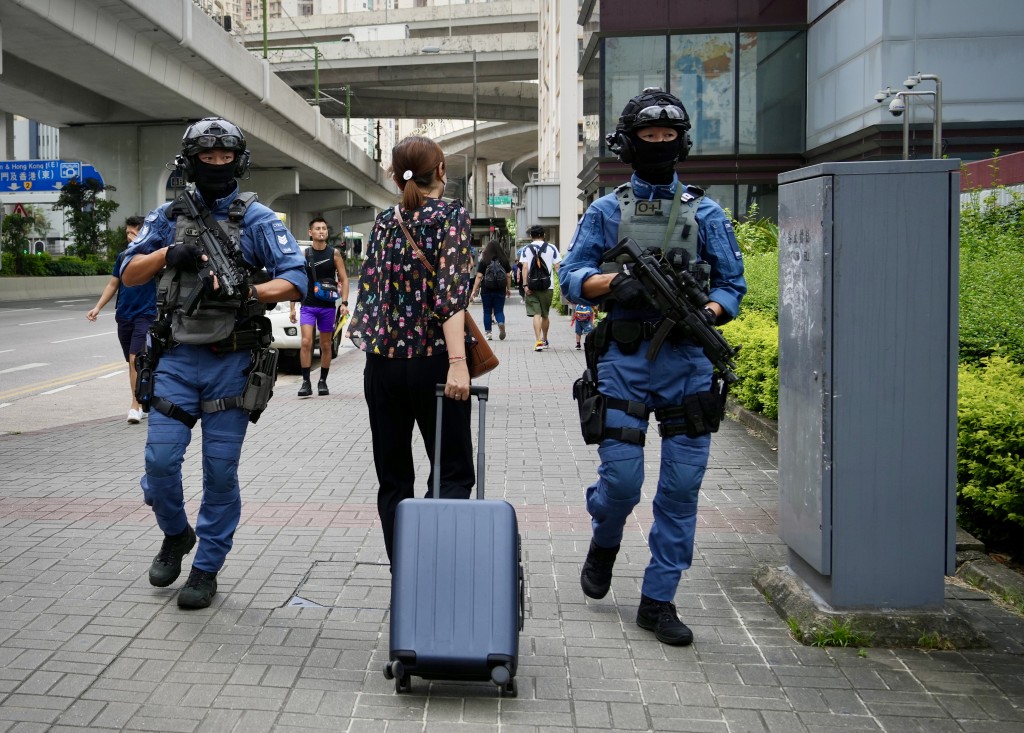 特警在法庭外戒備。 蘇正謙攝