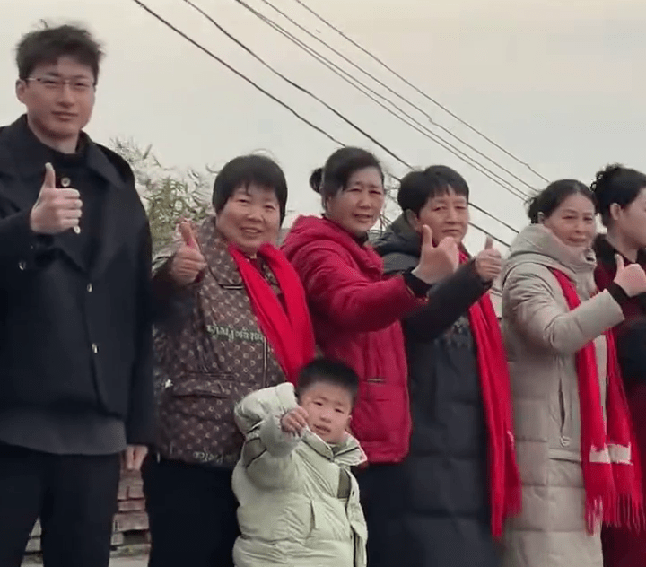 河南104歲人瑞過春節，近百子孫排隊拜年。