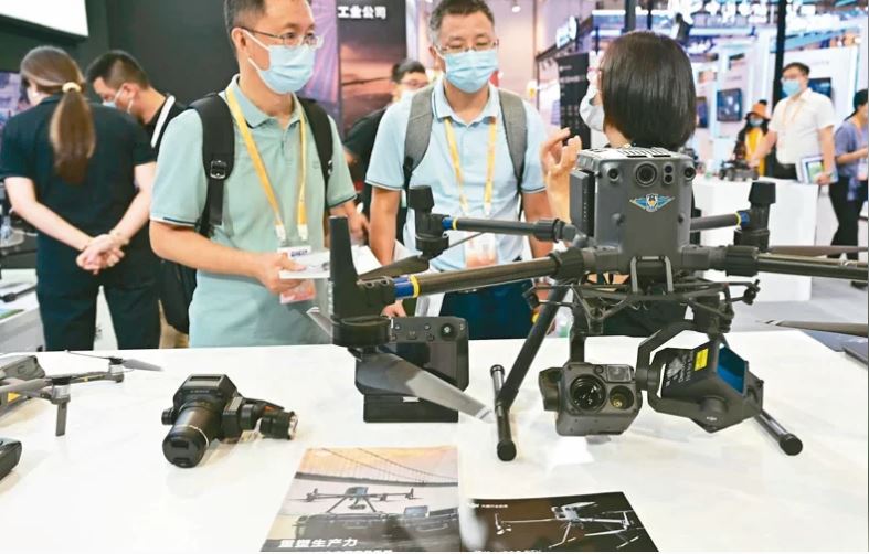 北京將加強民用無人機的規管，圖為大疆無人機的展示櫃。 新華社