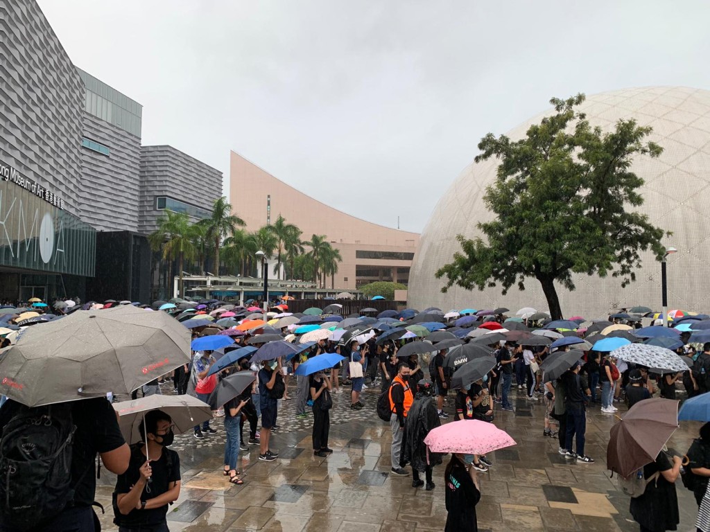遊行人士先在太空館對出空地集合。