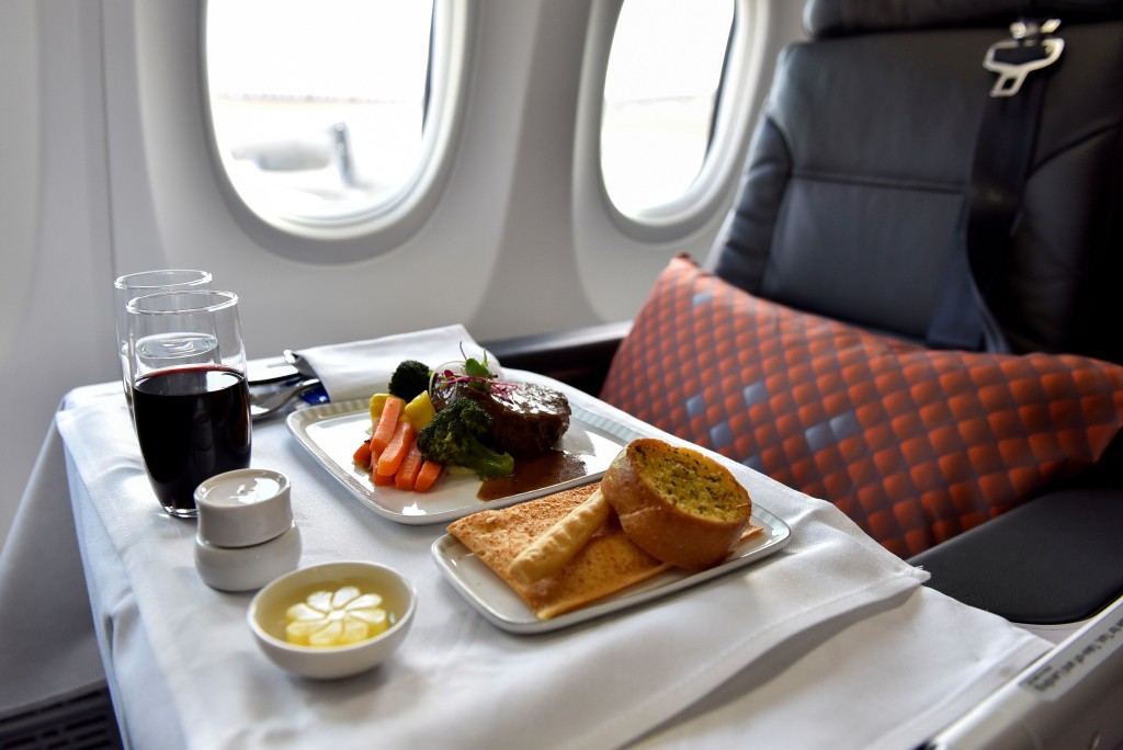 Kris Major建议登机前就先吃点东西，不饿的话还不如不吃飞机餐。路透社/AP 