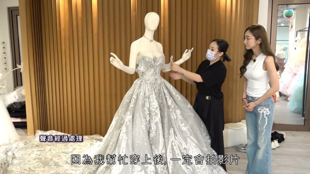 阿V現場示範並解釋當晚為涉事佳麗著衫後,均有依慣例拍照錄影存證。 阿V現場示範並解釋當晚為涉事佳麗著衫後,均有依慣例拍照錄影存證。
