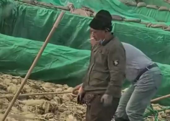 影片顯示工人在酸菜池內隨意吐痰及吸煙。