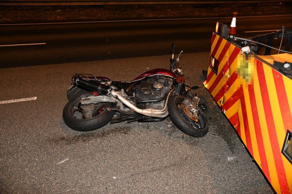 涉事的電單車車頭損毀。