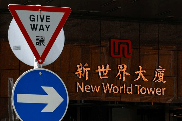 黑石与新世界长达一年的谈判中，据报因郑氏家族不放弃控股权，黑石最终取消注资计划。