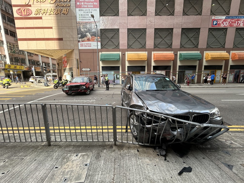 寶馬車頭及右車身損毀。