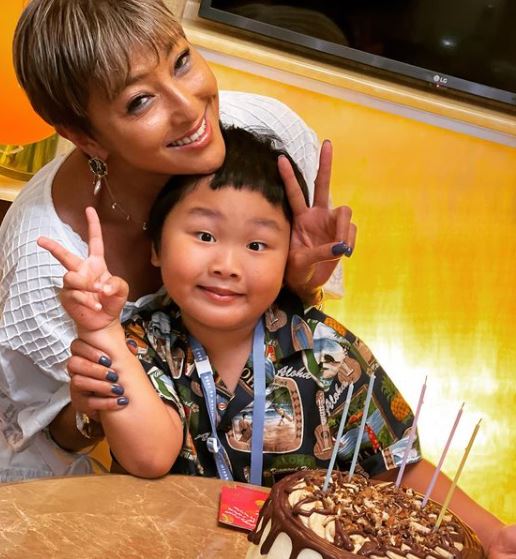 AJ的表情鬼馬。