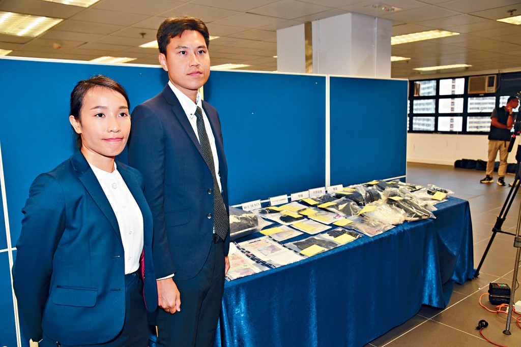 新界北總區重案組總督察譚子偉（右）交代案情，並展示行動中檢獲的證物。 
