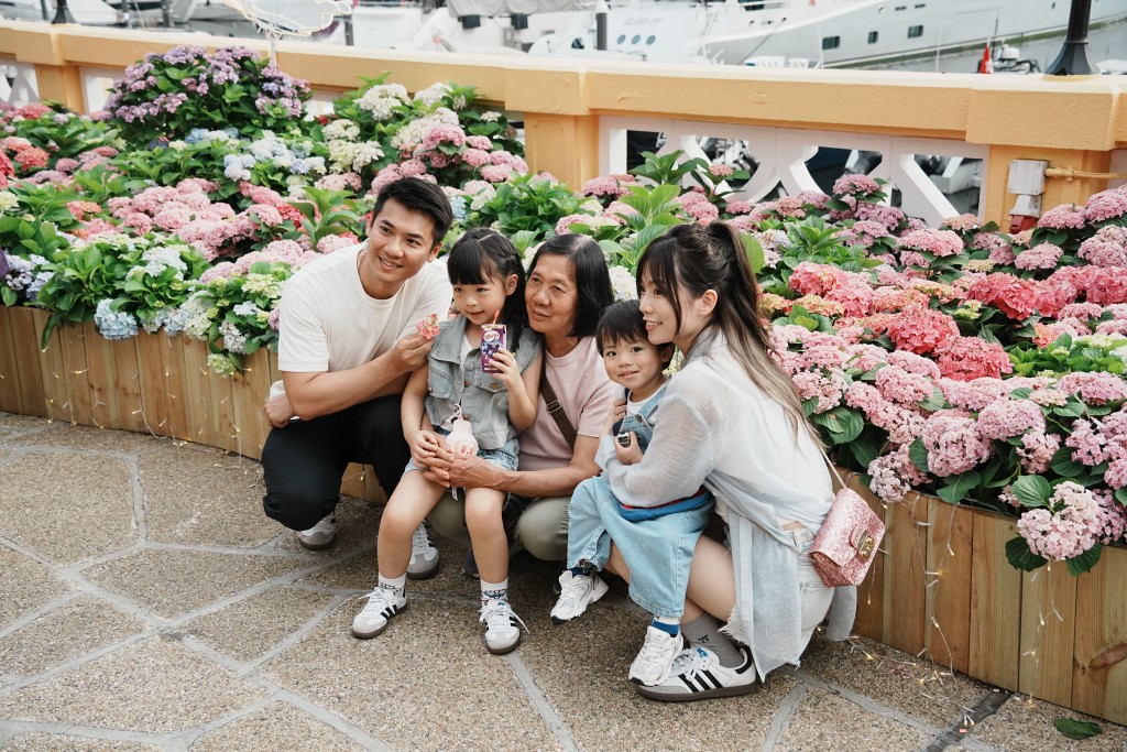 不少市民扶老攜幼前來打卡。 不少市民扶老攜幼前來打卡。