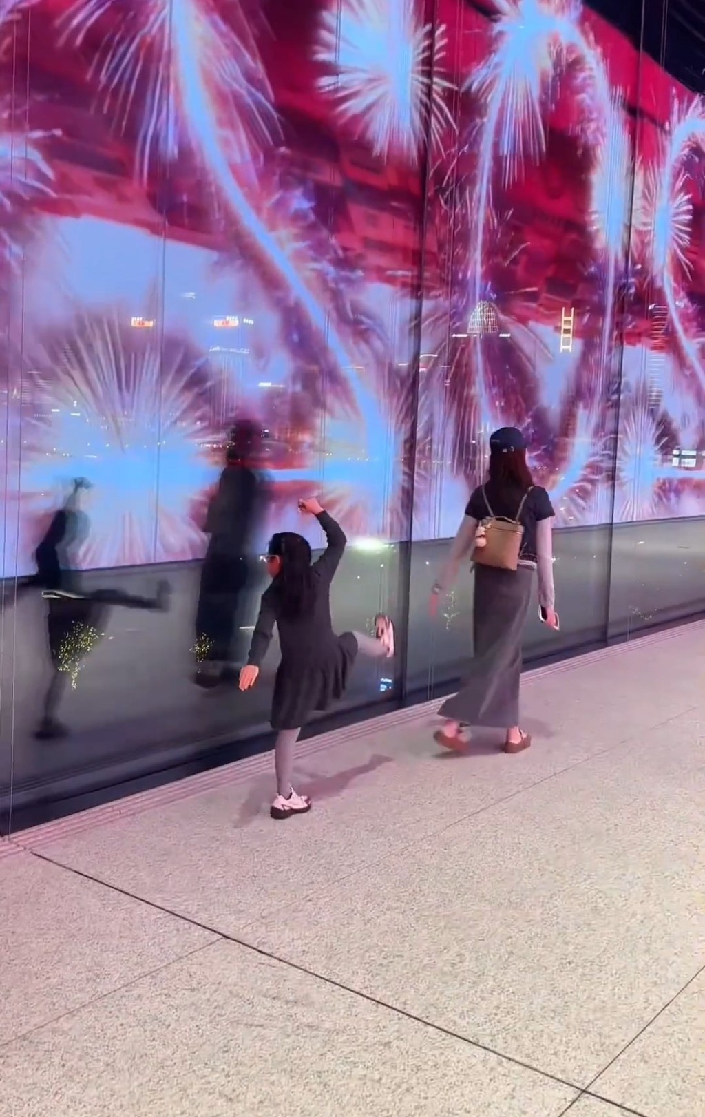 母女旅游上海浦东美术馆期间，在幕墙后忘情跳剪影舞。微博@小怂包