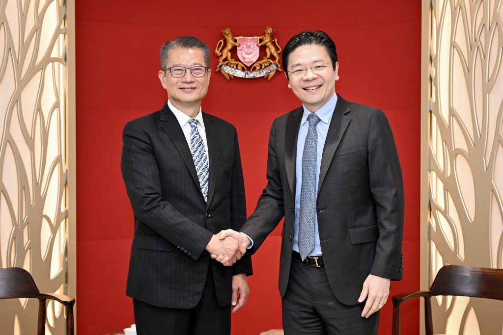 財政司司長陳茂波三月二十九日展開新加坡訪問行程。圖示陳茂波（左）與新加坡副總理兼財政部長黃循財（右）會面。（政府新聞處）