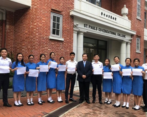 傳統名校聖保羅男女中學今年有4名學生取得45分滿分,成為「狀元」。