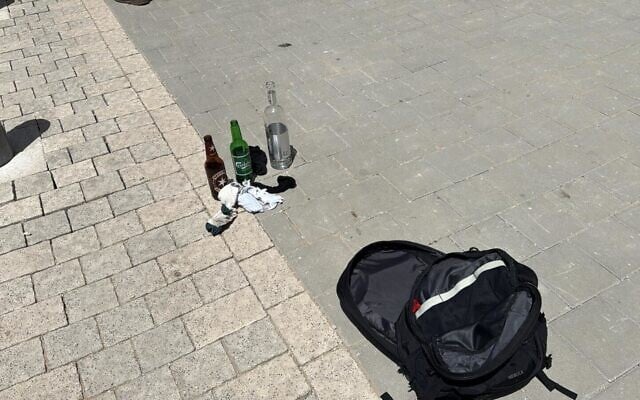 現場遺下諾伊邁爾背包及汽油彈。以色列警方圖片