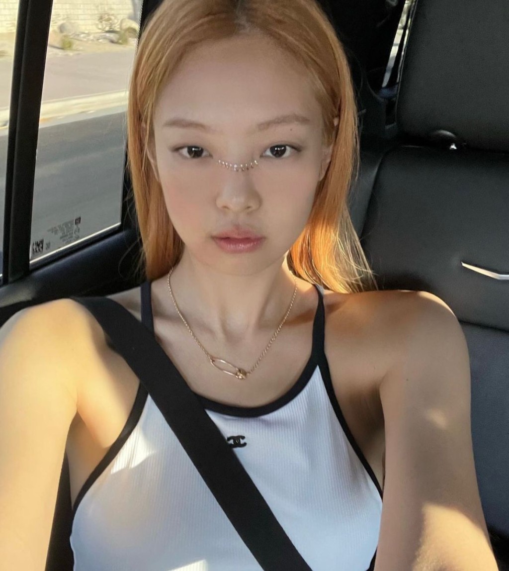 Jennie近照中都是一頭橙髮。