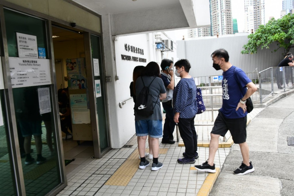 兩名死者的多名家屬分別到西區殮房認屍。楊偉亨攝