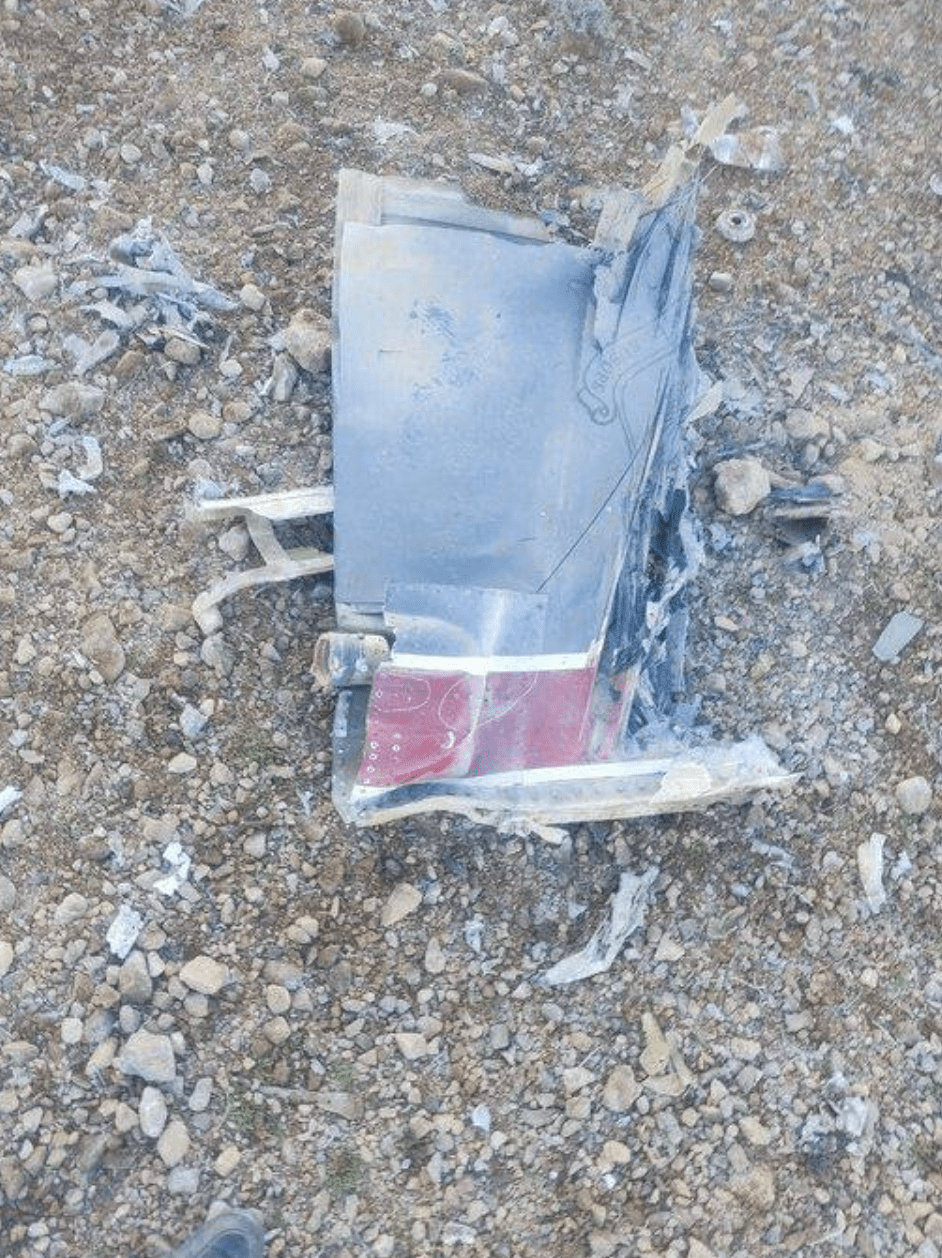 伊朗官方媒體隨即發布了多張據稱是戰機殘骸的照片,畫面顯示有垂尾部分及零散部件。X@STANISKRAPIVNIK 伊朗官方媒體隨即發布了多張據稱是戰機殘骸的照片,畫面顯示有垂尾部分及零散部件。X@STANISKRAPIVNIK