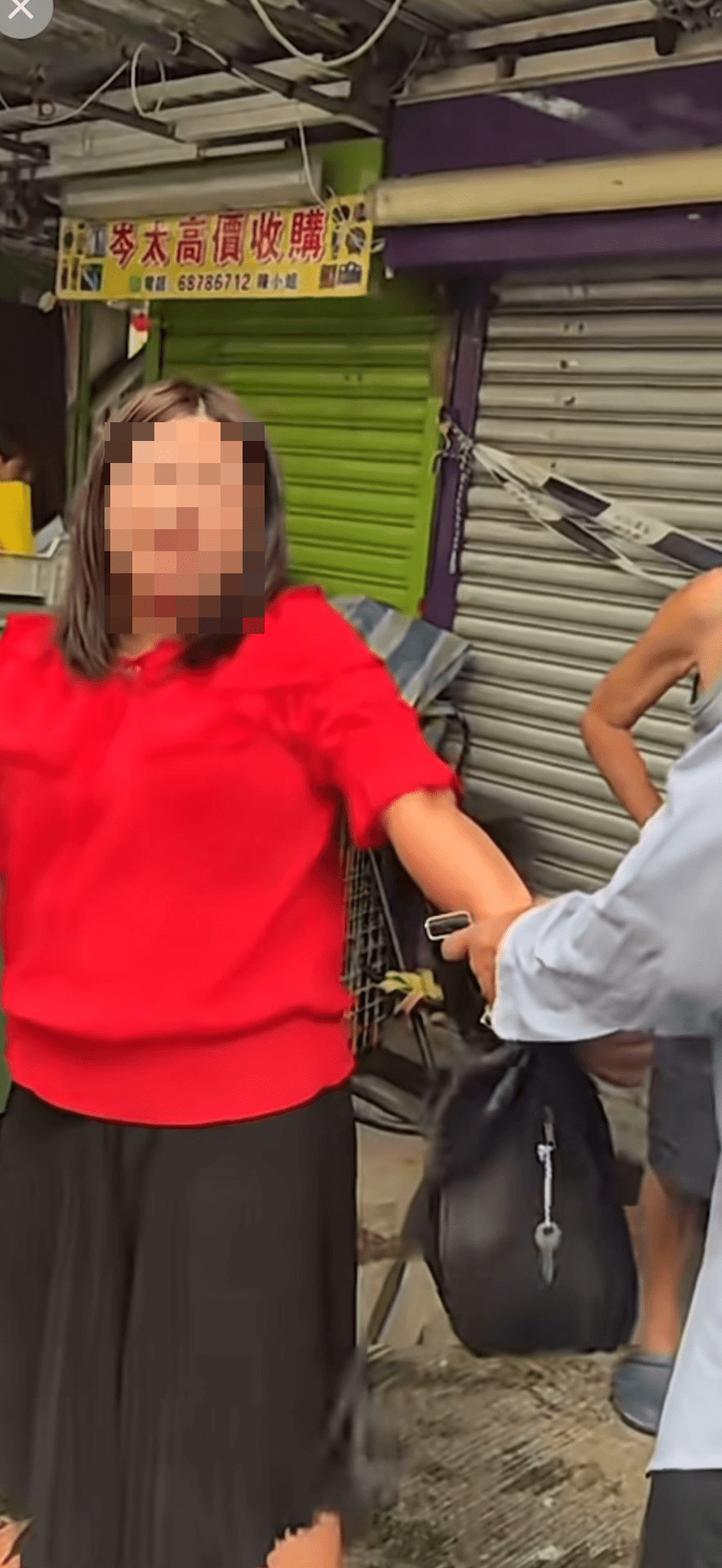 女子披頭散髮，不斷以普通話呼救：「我沒有偷你的錢包」。網上片段截圖