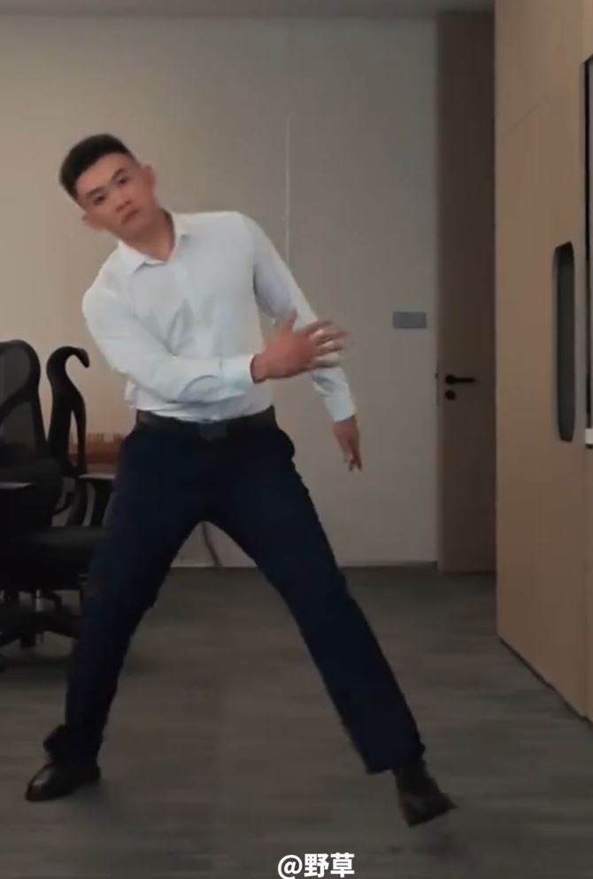 全网疯跳的“闪身步”。小红书