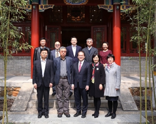 北大副校長田剛等領導在臨湖軒會見美國耶魯大學副校長魯維思。網上圖片