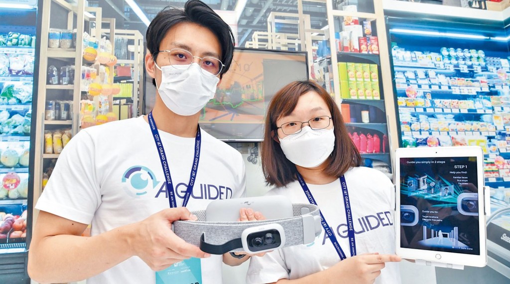 領航智能有限公司首席執行官陳䁱玲(右)及首席技術官江家偉(左)均是工程博士生。