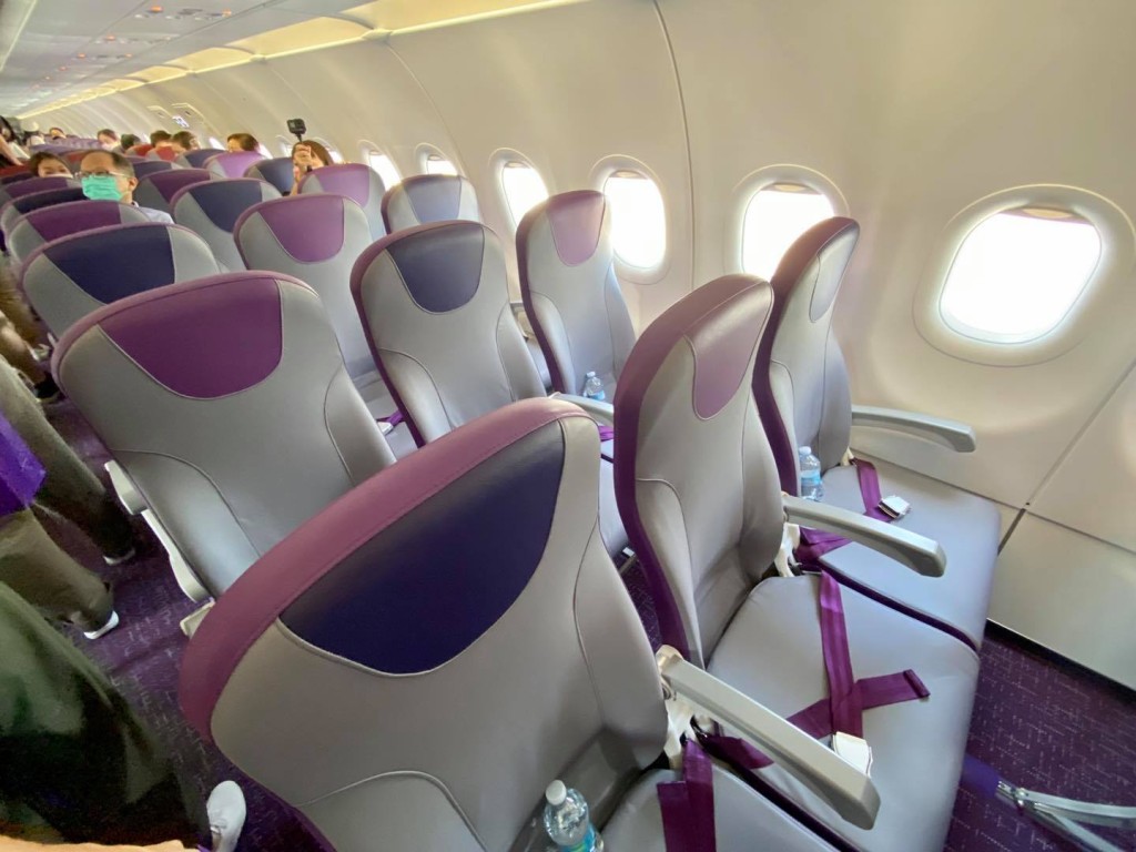 現時不少「廉航」飛機上未設有USB充電位，方保僑期望廉航能與時並進，為乘客增設USB充電設備，提升競爭力。