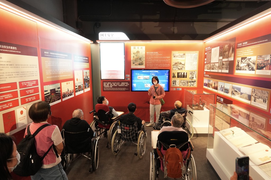 展覽廳的參觀者來自社會各階層,年齡層由幼稚園到年老長者。 展覽廳的參觀者來自社會各階層,年齡層由幼稚園到年老長者。